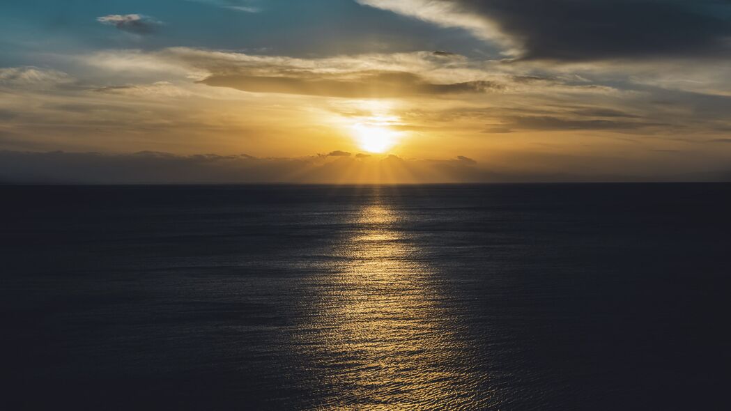 大海日落美景，太阳与地平线交汇的波纹波浪，4K高清壁纸（3840x2160）免费下载