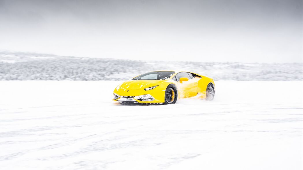 兰博基尼Aventador黄色超级跑车，冬季雪地4K高清壁纸，3840x2160分辨率下载