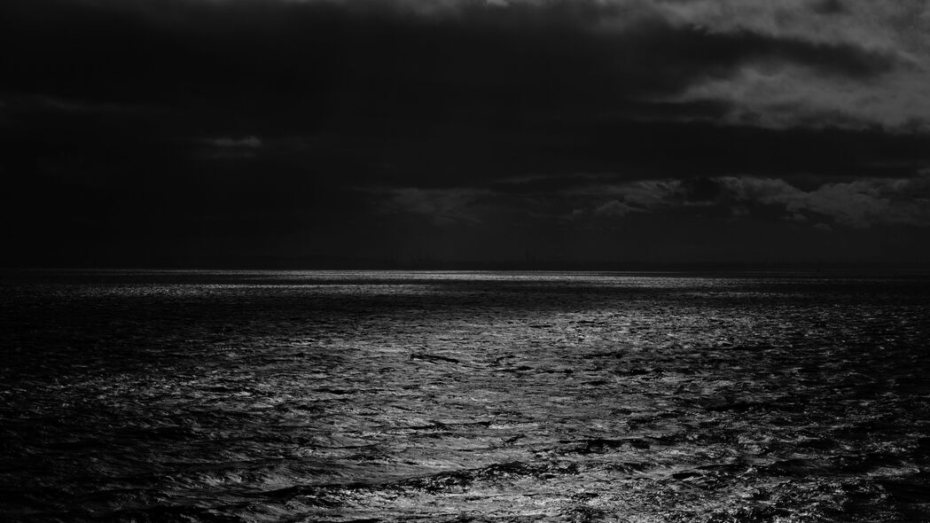 大海之夜，月光洒落波纹间，云卷云舒映地平线，4K高清壁纸下载（3840x2160）