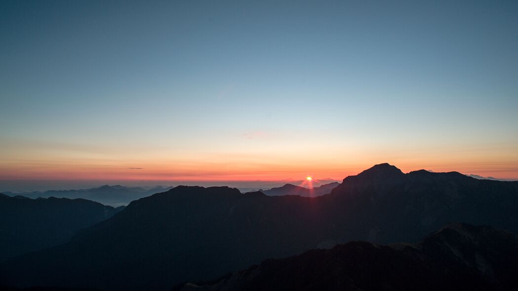 山脉日落鸟瞰，高清天空山峰4K壁纸，3840x2160风景图片下载