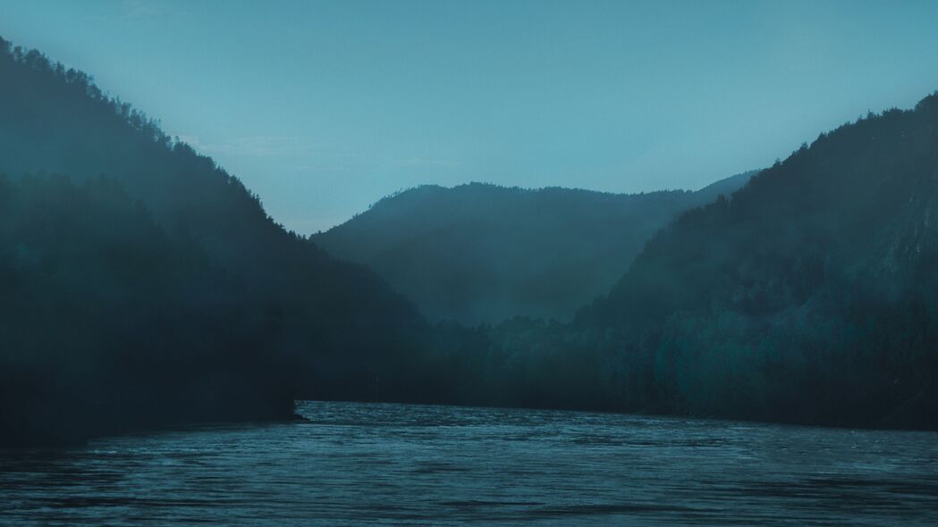 河流雾霭黄昏景，树木掩映4K壁纸，高清3840x2160风景图片下载