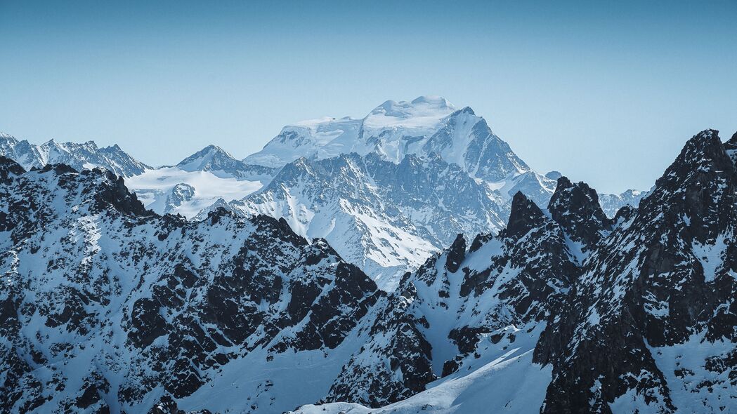 阿尔卑斯山脉雪景4K壁纸，高清山峰雪地图片，3840x2160分辨率免费下载