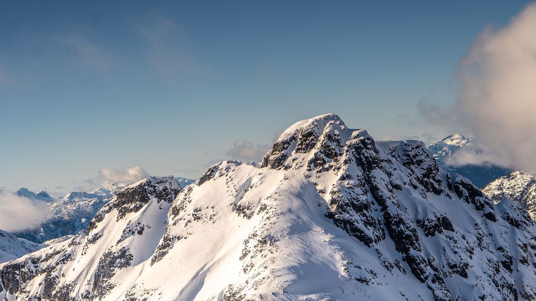 山脉之巅雪景壁纸，高清斜坡高度4K，3840x2160精美风景图片下载