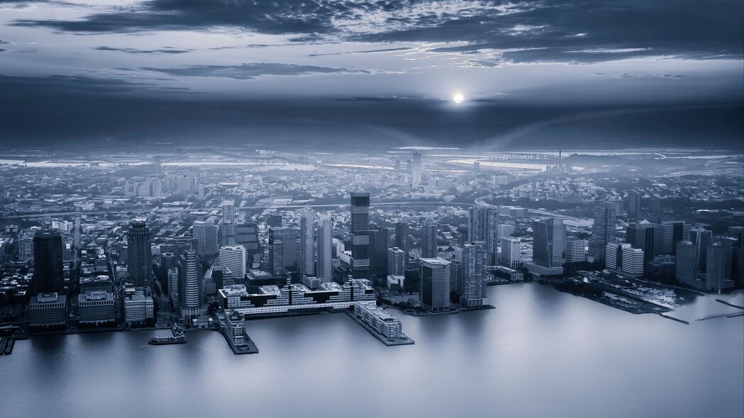 城市鸟瞰，灰色天空下的海岸美景，4K高清壁纸下载（3840x2160）