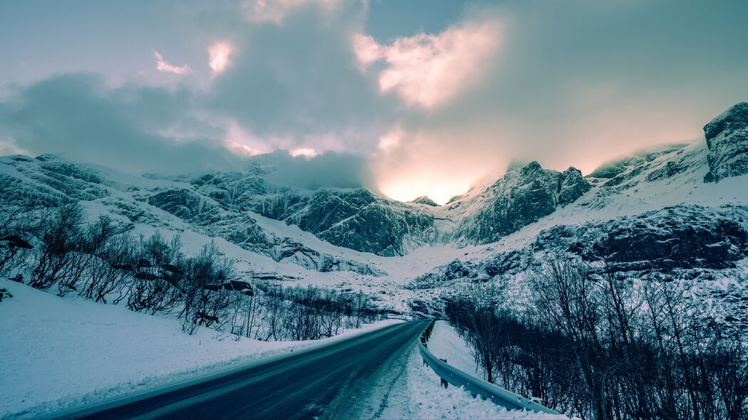 挪威山脉雪景4K壁纸，冬日道路与云海美景，3840x2160高清下载