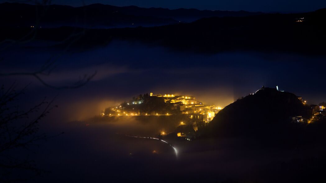 城市夜景，意大利里米尼雾中山脉，4K高清壁纸（3840x2160）
