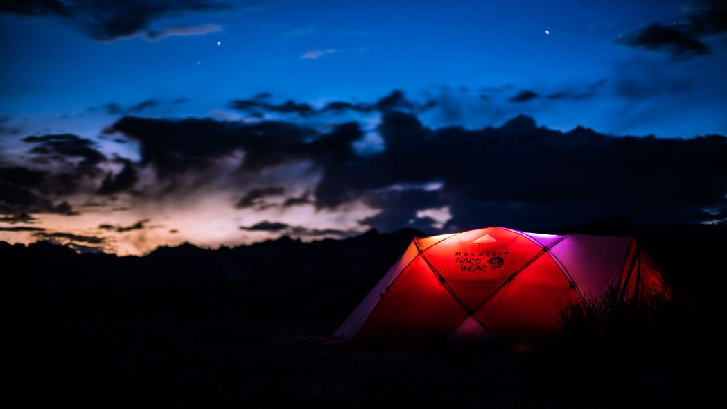 星空露营，夜晚帐篷下的4K高清壁纸，3840x2160背景图片免费下载