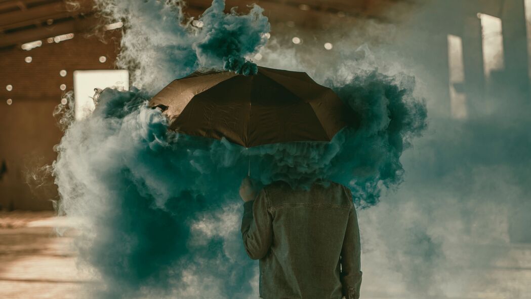 男人与彩色烟雾雨伞，高清4K壁纸，3840x2160超清背景图片下载