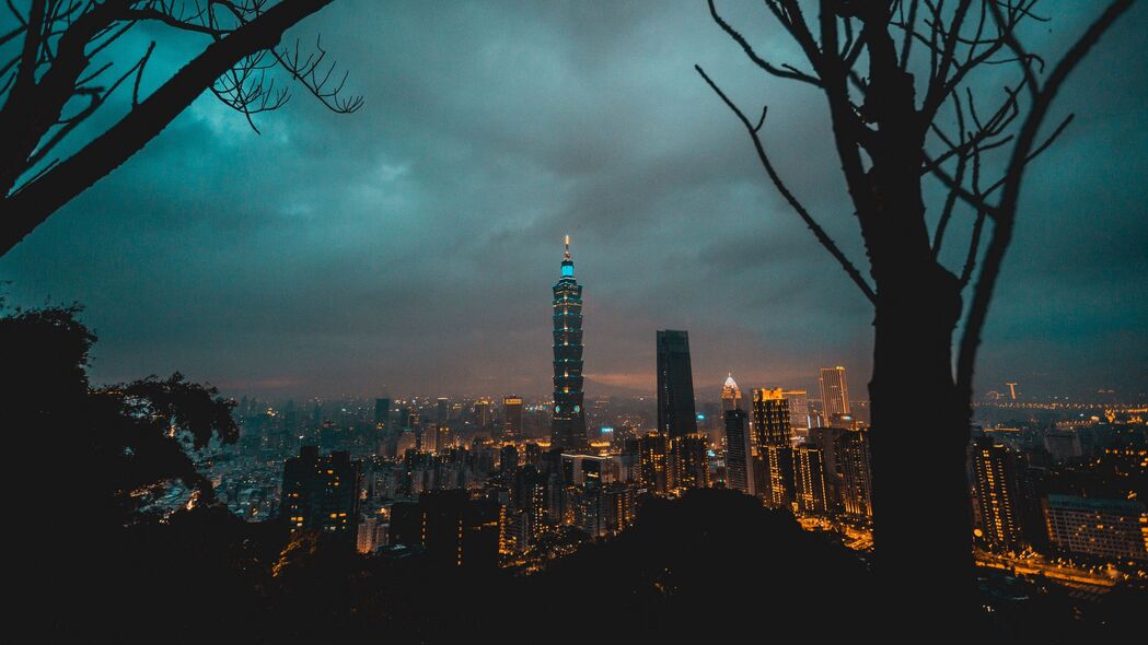 城市塔景，夜晚灯光璀璨，雷云涌动，超清4K壁纸3840x2160免费下载