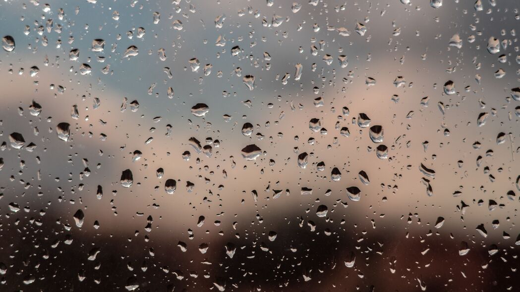 玻璃上的雨水滴落，模糊湿气，窗户美景4K高清壁纸（3840x2160）下载