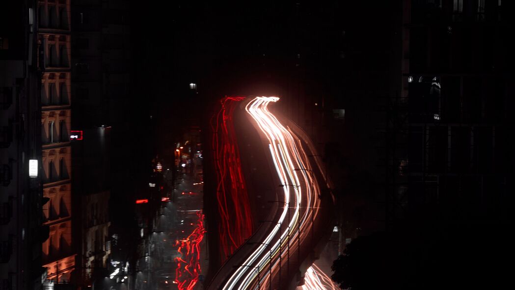 夜城鸟瞰，长曝光道路美景，4K高清壁纸3840x2160免费下载