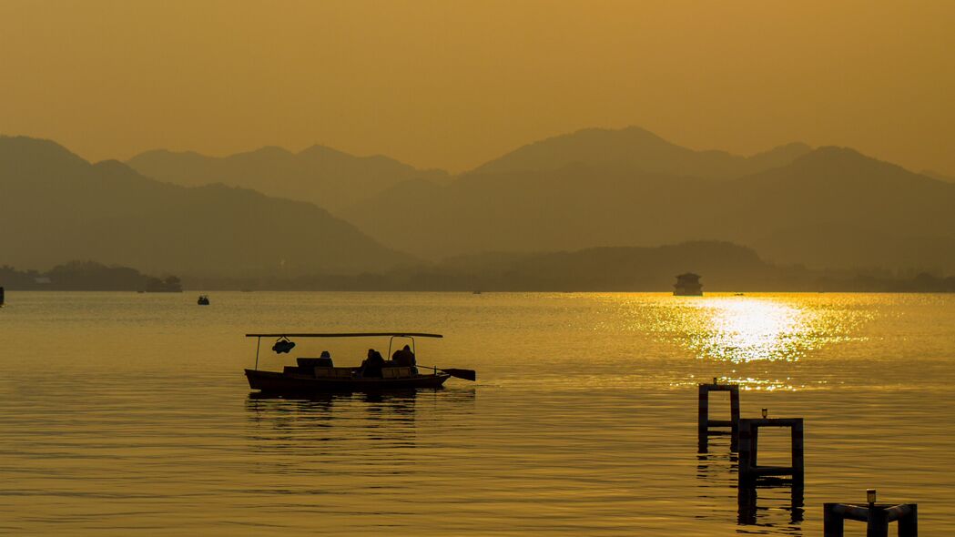 湖映日落，船行地平线，绝美4K壁纸，3840x2160高清风景图片下载