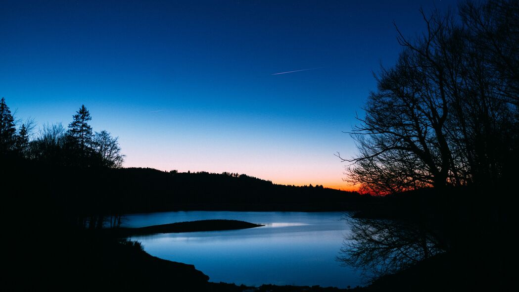 湖泊树木夜落美景，深色天空4K壁纸，高清3840x2160风景图片下载