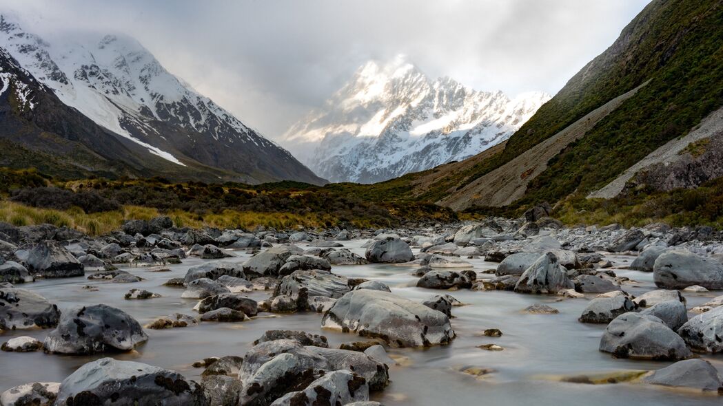 山脉河流雾绕，石头斑驳入画，精选4K高清风景壁纸，3840x2160超清下载