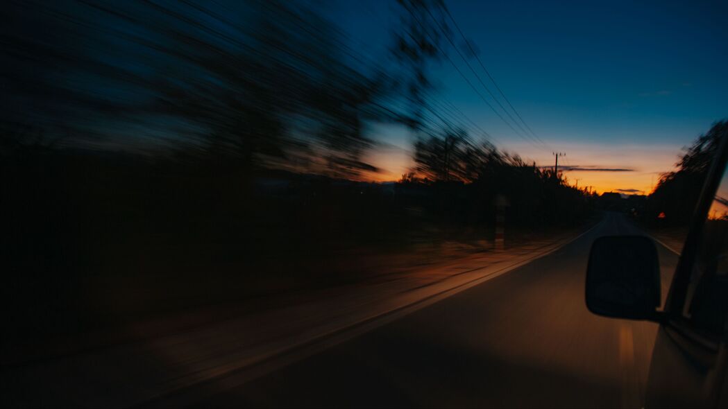 汽车疾驰，日落余晖映夜晚，超清4K运动速度壁纸，3840x2160高清下载
