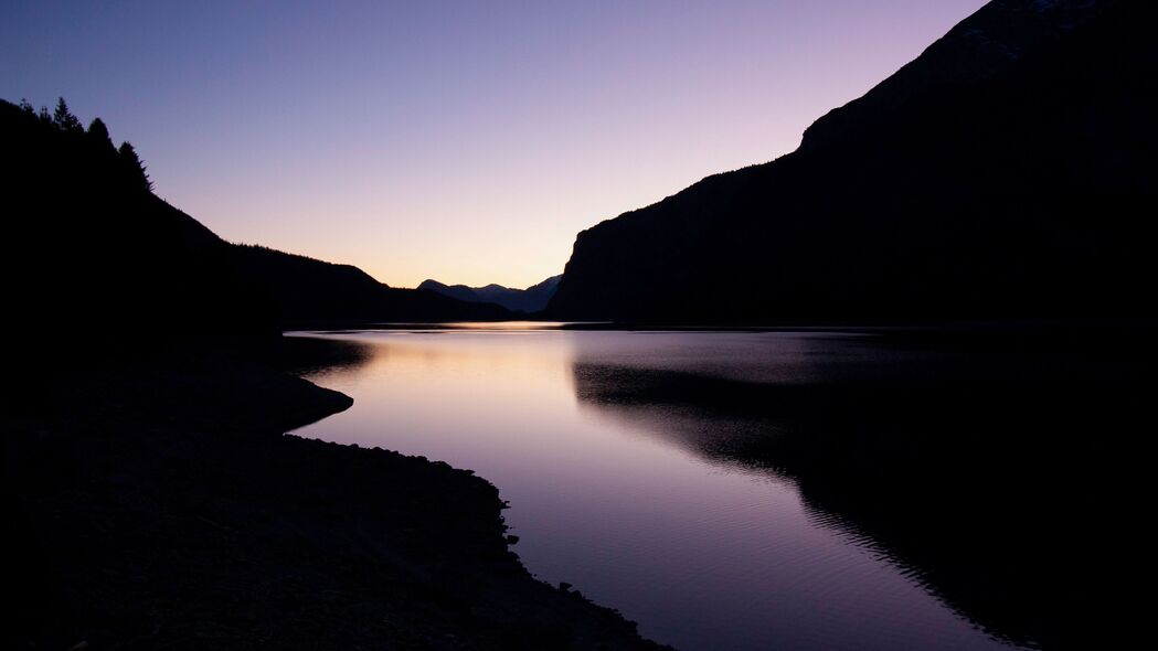 高清湖泊夜景，水库山丘深色4K壁纸，3840x2160超清下载