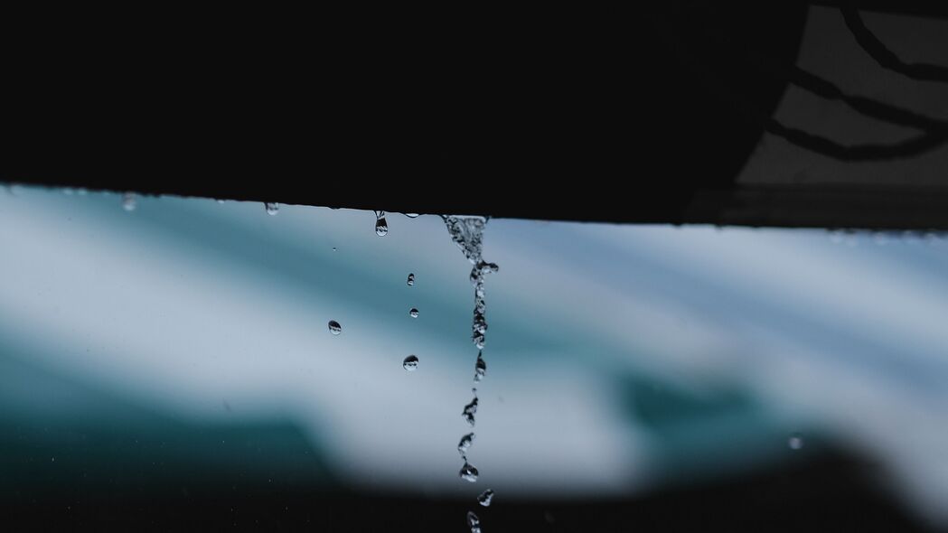 雨水喷射滴效果惊艳，精选4K高清壁纸，3840x2160分辨率，一键下载！