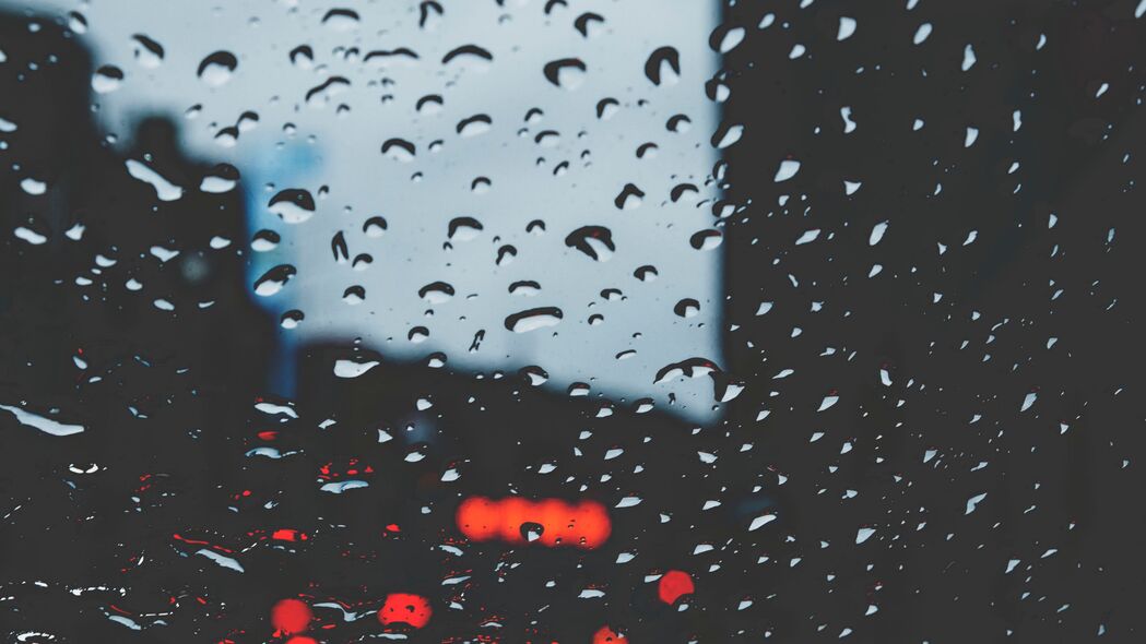 玻璃水滴与雨水交织，眩光散焦中的红黑韵味，高清4K壁纸下载