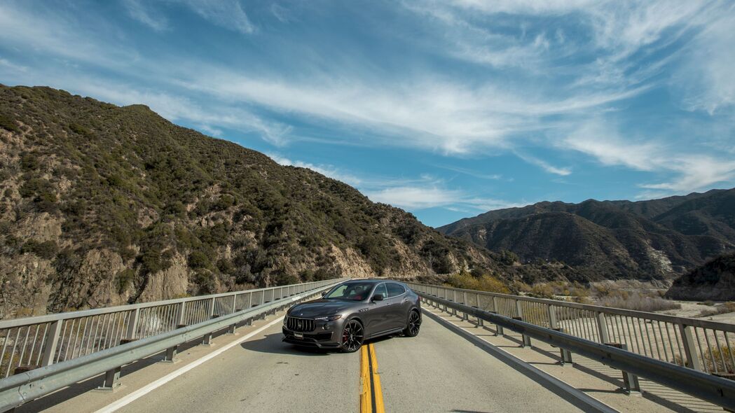 Maserati Levante跨界桥梁，天空山脉美景4K壁纸，3840x2160高清汽车图片下载