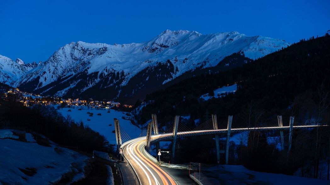 4K高清雪景壁纸，山脉道路长曝光夜晚，3840x2160分辨率美景图片下载