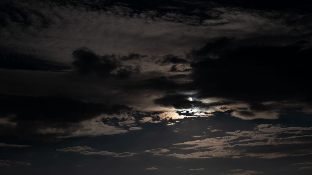夜空之美，高清4K黑暗背景，月亮与云朵点缀，3840x2160壁纸免费下载