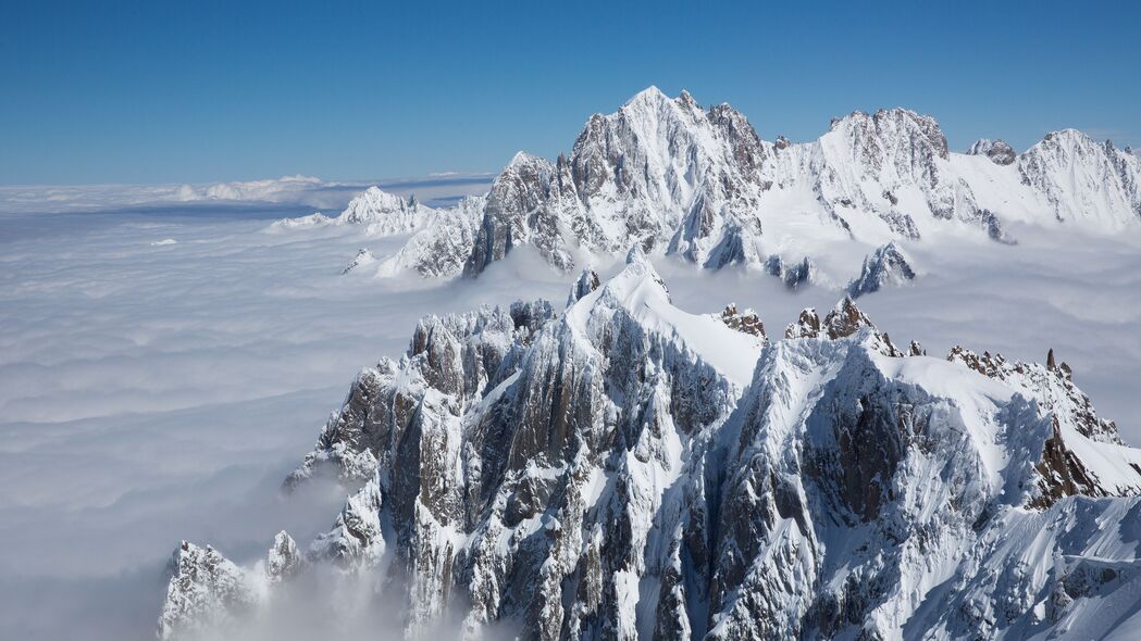 山脉之巅，绝美雪景与云海，超高清4K壁纸3840x2160免费下载