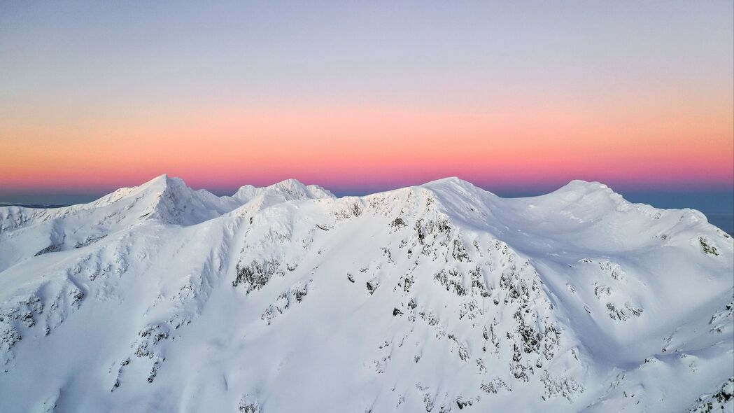 山巅雪景，罗马尼亚地平线天空4K超高清壁纸（3840x2160）免费下载
