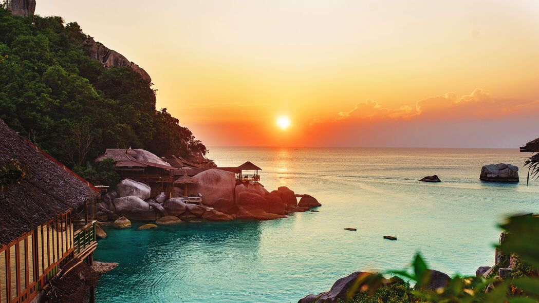海洋地平线的日落美景，海滩与繁茂植被4K高清壁纸（3840x2160）免费下载