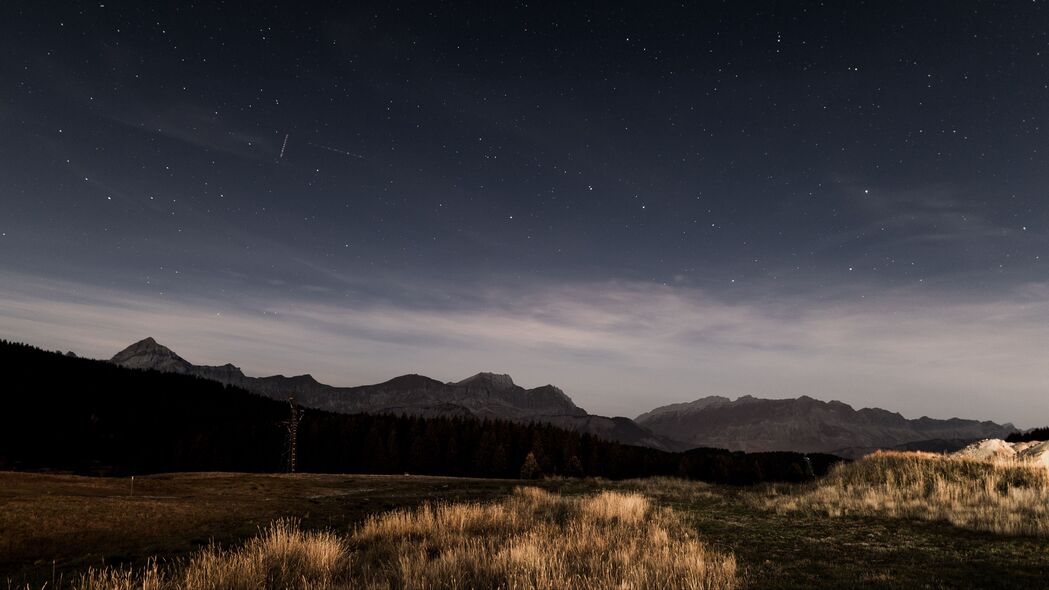星空夜景，草地山脉星星璀璨，4K高清壁纸3840x2160免费下载