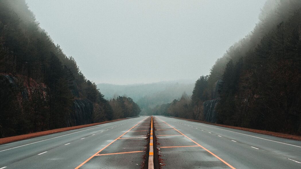 道路雾色朦胧，树木线条分明，4K高清壁纸，3840x2160下载
