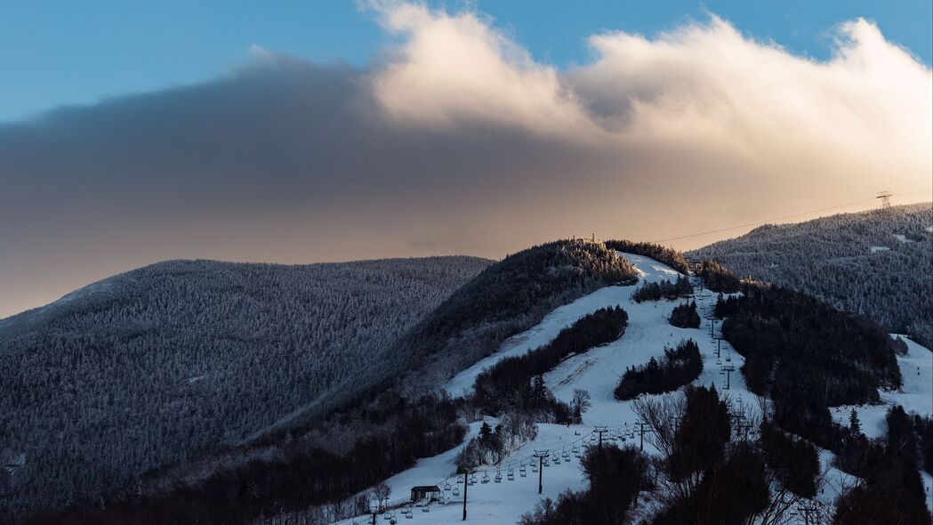 山峰雪景4K高清壁纸，绝美天空与云朵，3840x2160分辨率，免费下载