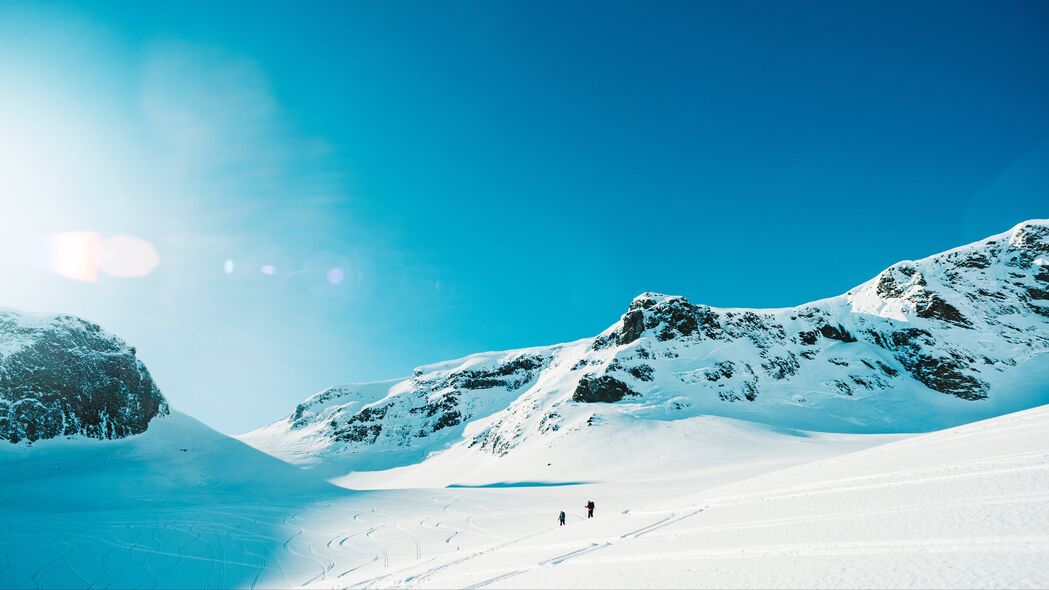 滑雪之旅，雪山风光尽享，高清4K壁纸（3840x2160）下载