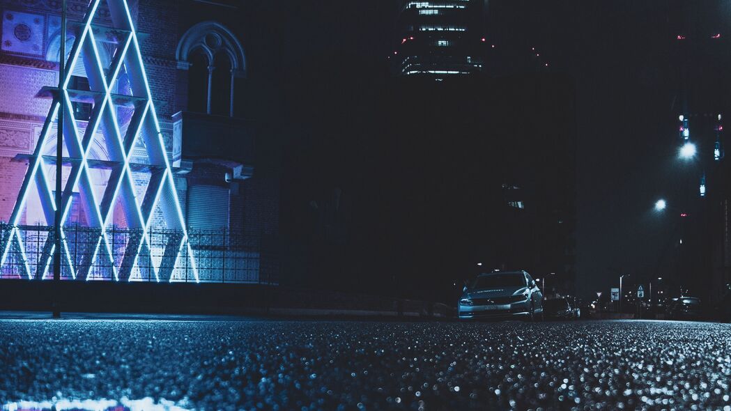 夜城建筑风光，汽车穿梭沥青路，超清4K壁纸（3840x2160）免费下载