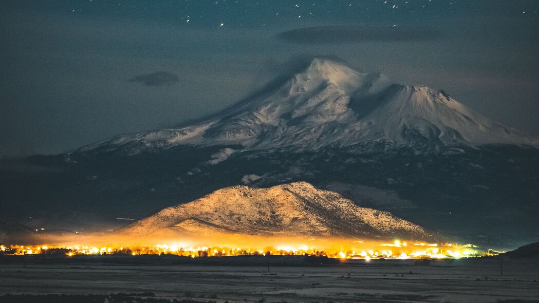 星空雪山夜景4K高清壁纸，3840x2160风景图片免费下载
