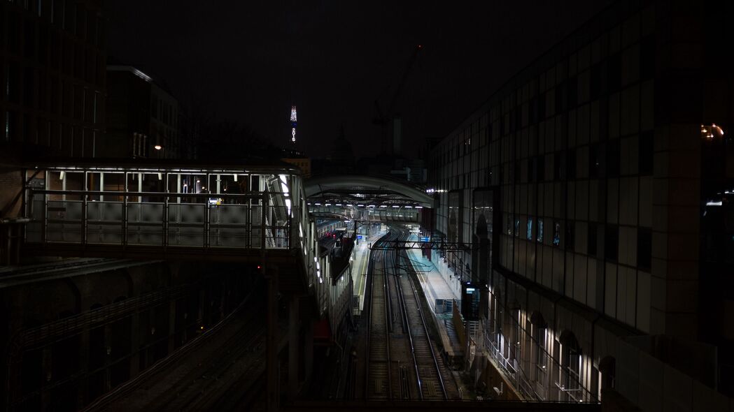 铁路车站夜晚美景，夜城4K超高清壁纸，3840x2160分辨率，免费下载