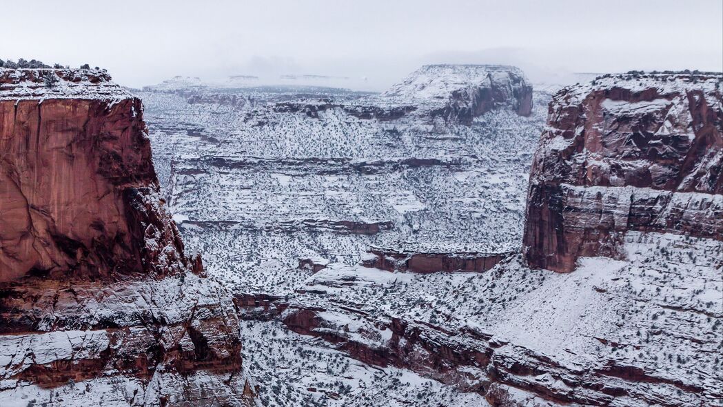 悬崖雪景4K高清壁纸，纯净天空，超清3840x2160分辨率，下载尽享自然之美