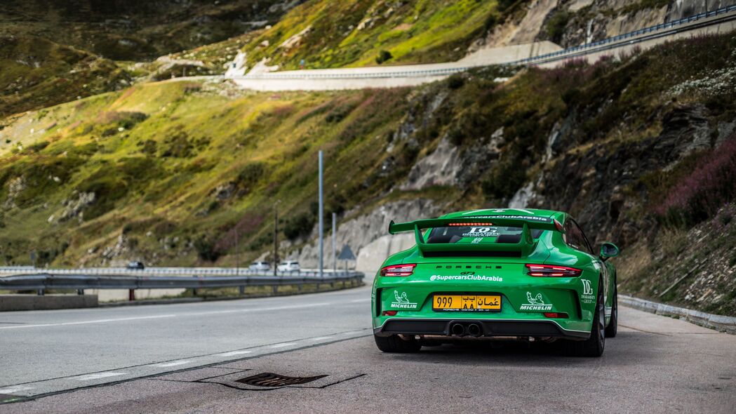 保时捷911 GT3绿色赛车跑车4K壁纸，高清3840x2160汽车图片下载