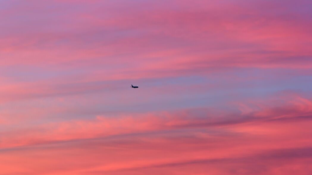 飞机翱翔天空，云雾缭绕的极简飞行之美，高清4K壁纸3840x2160下载