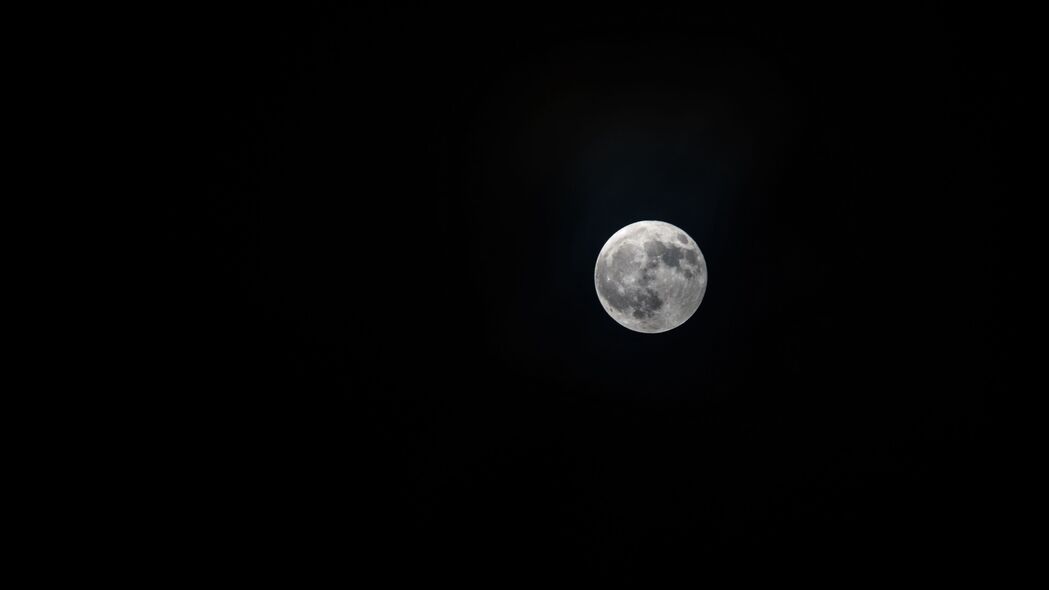 高清4K夜空壁纸，满月皎洁，卫星点缀，黑白交织的深邃之美，3840x2160分辨率下载