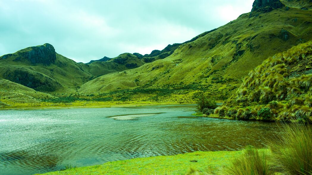山脉湖泊美景，泻湖草甸4K高清壁纸，3840x2160分辨率，绿色自然风光下载