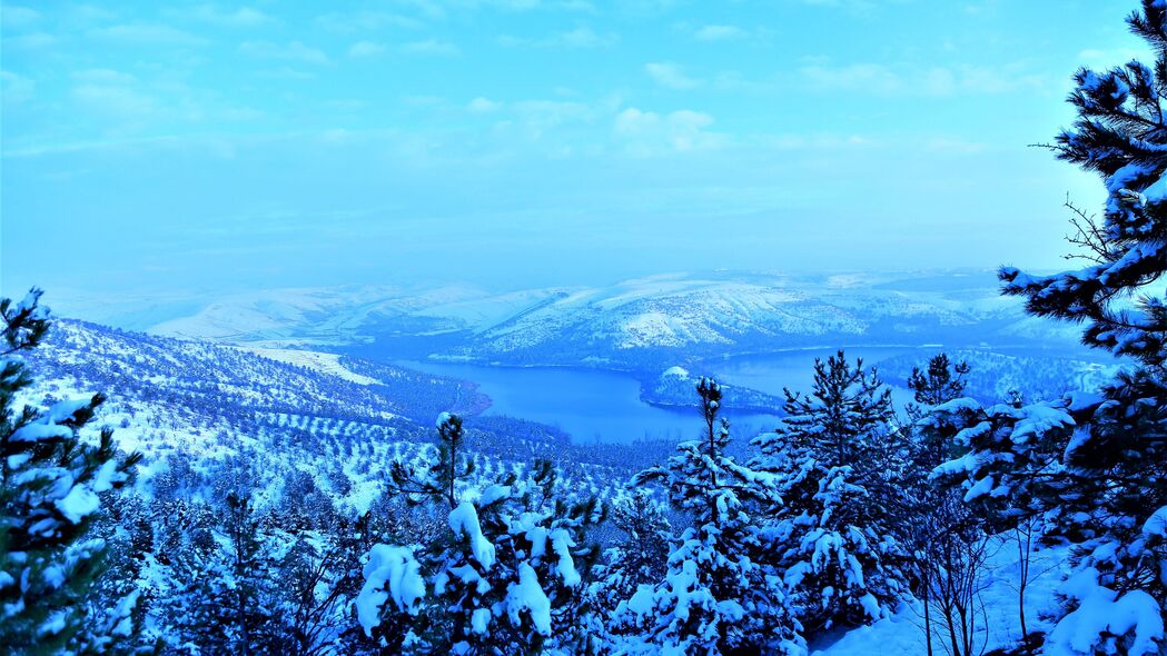冬日山脉雪景鸟瞰，高清4K树影壁纸 3840x2160下载