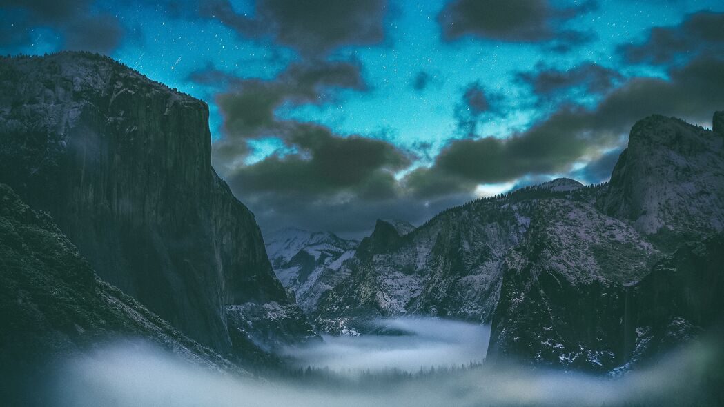 山脉星空雾云美景，4K高清壁纸，3840x2160分辨率，免费下载