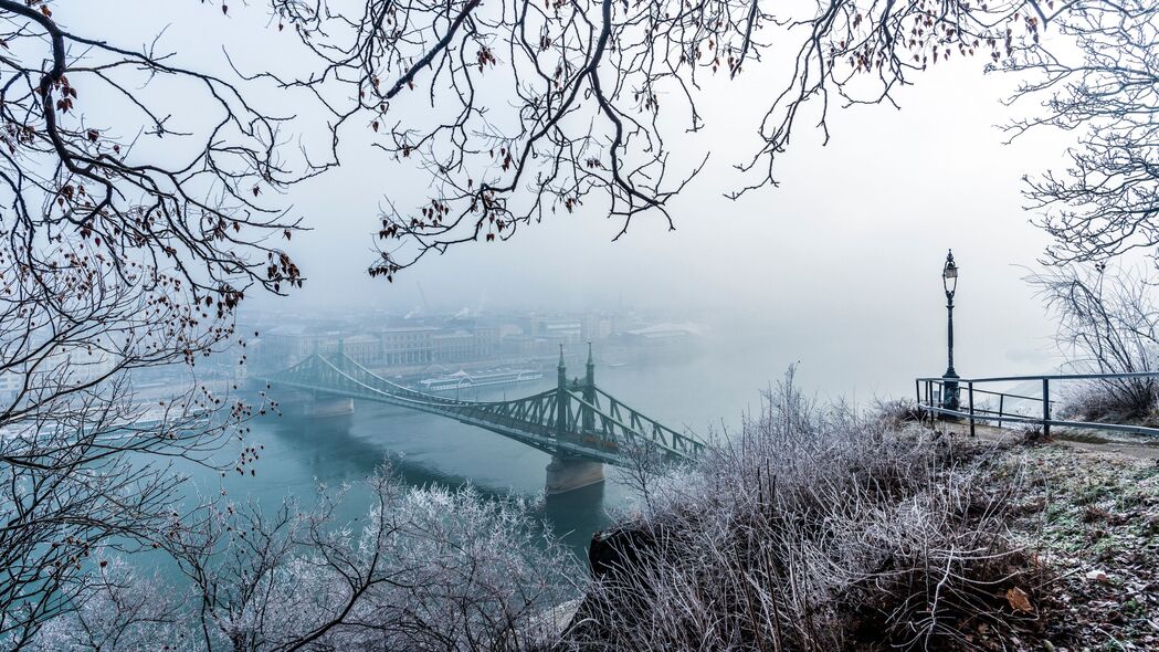 桥雾鸟瞰，树枝霜雪映冬颜，布达佩斯冬日美景，匈牙利风情4K高清壁纸（3840x2160）