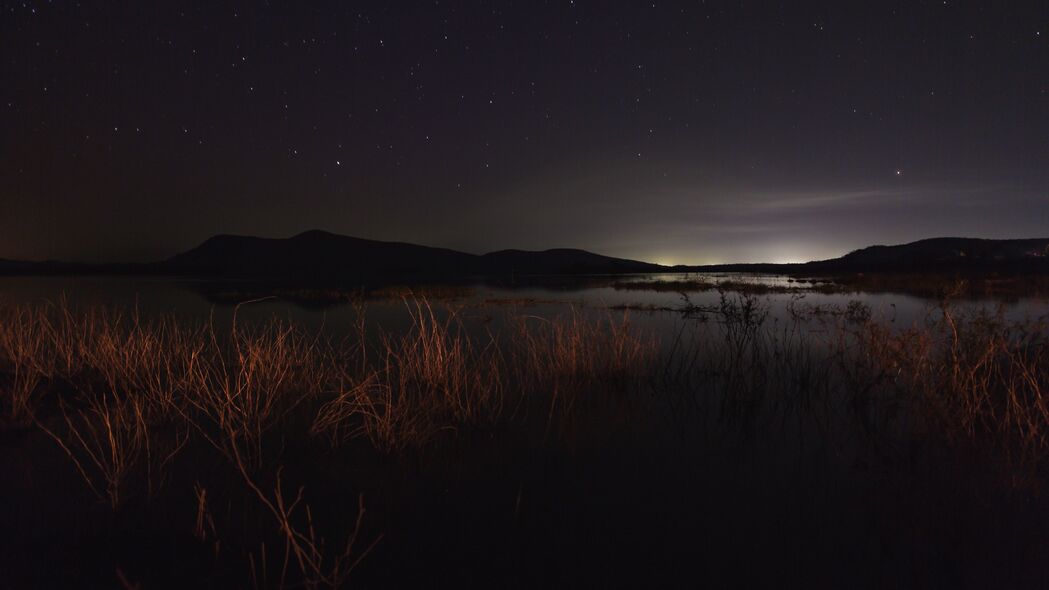 湖泊之夜，星空璀璨映草地，高清4K黑暗壁纸3840x2160下载