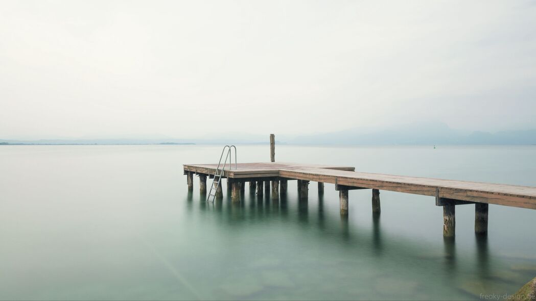 码头大海极简风情，楼梯延伸至地平线，绝美4K壁纸（3840x2160高清下载）