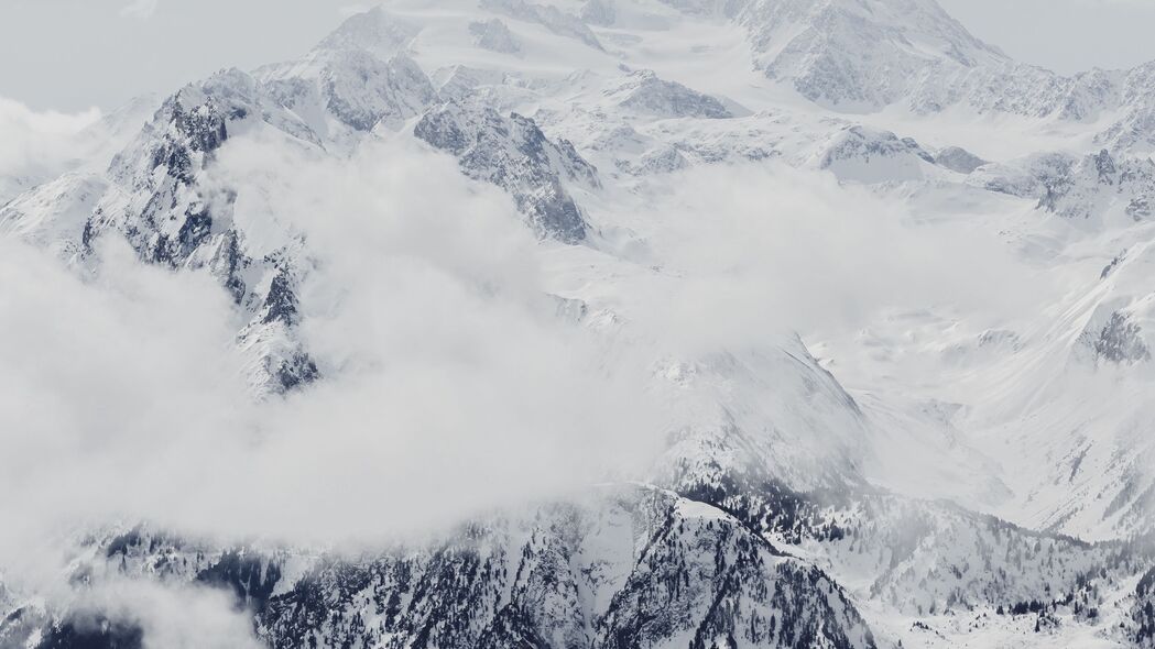 山雪峰雾云白色4K超清壁纸，3840x2160高清风景图片下载