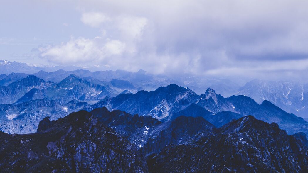 山脉之巅，峰峦叠翠，云卷云舒，蓝色天空下的绝美4K壁纸（3840x2160超高清下载）