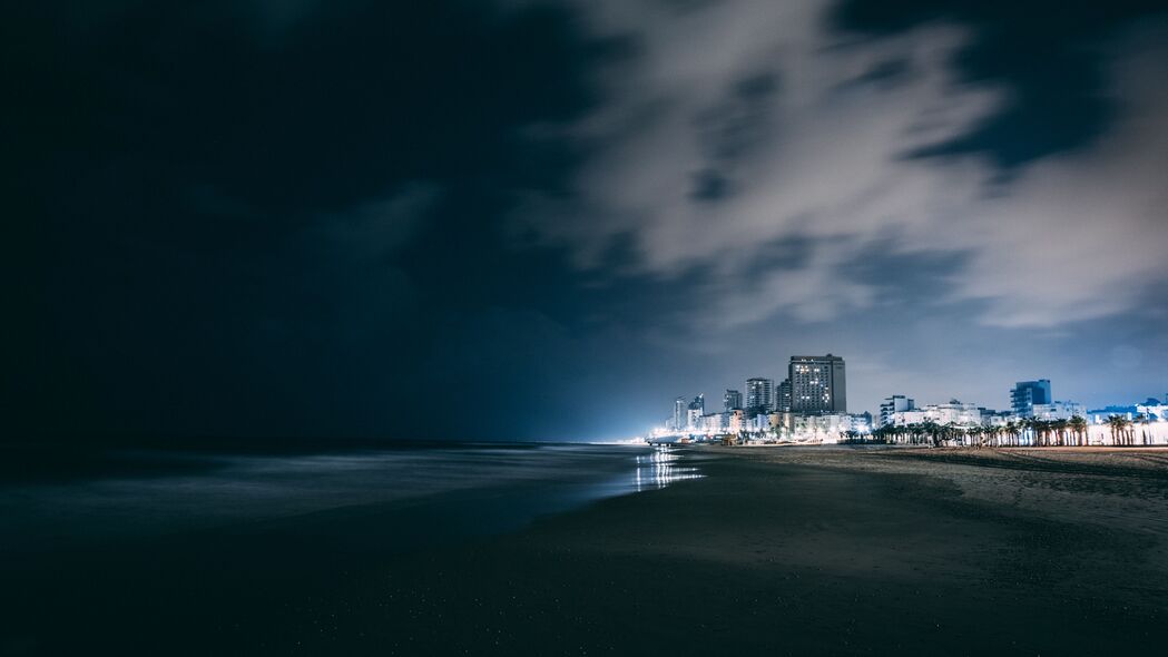 夜城海滩夜景，阴天云层下的天空4K高清壁纸（3840x2160）下载