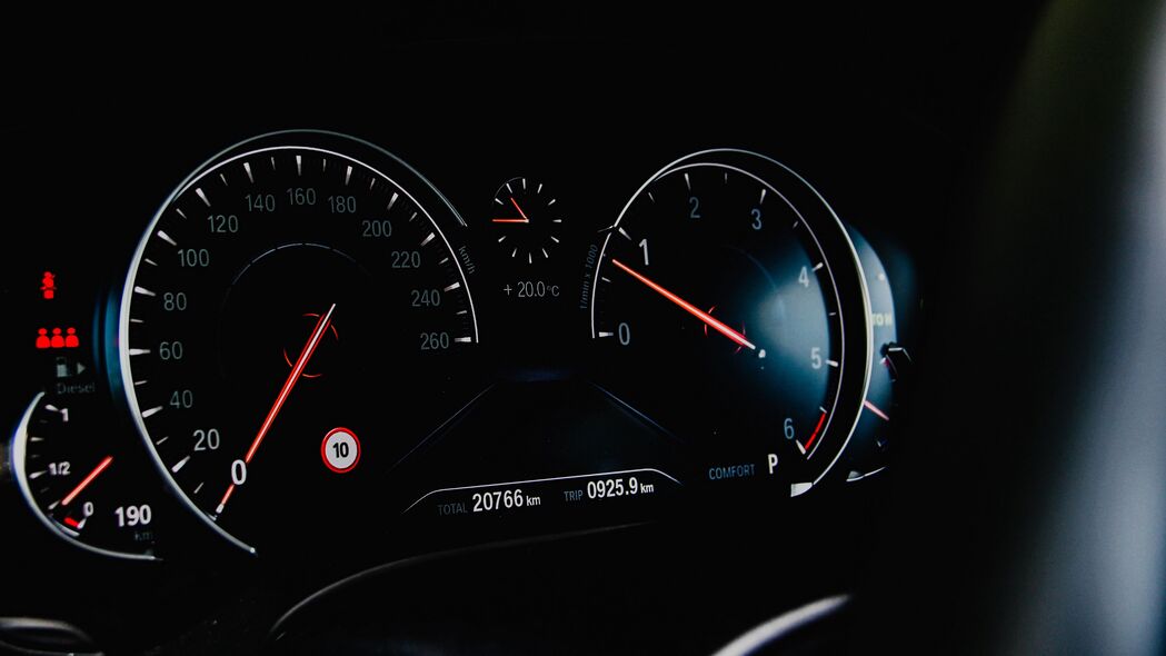 极速飙车，汽车速度表箭头数字高清4K壁纸，3840x2160分辨率下载