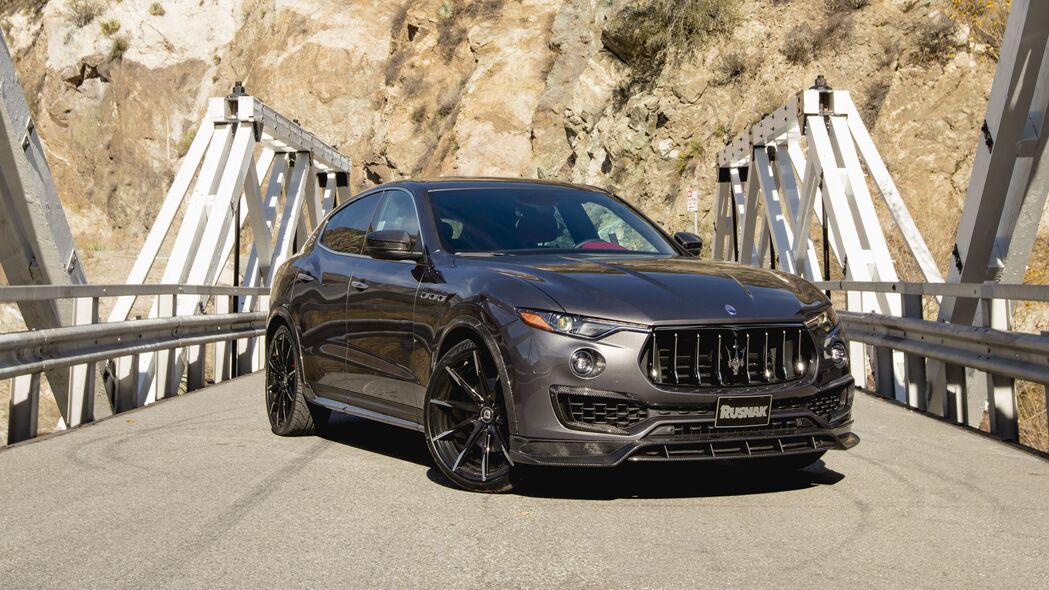 Maserati Levante 跨界车高清侧视图，4K壁纸下载，3840x2160超清分辨率